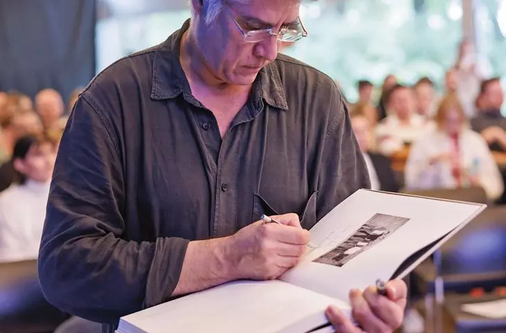 Alejandro Aravena — teoretyk i praktyk architektury zaangażowanej społecznie podczas wizyty w Polsce 