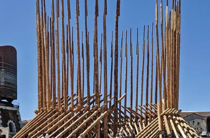 instalacja „Koyaüwe” na 17. Biennale Architektury w Wenecji, proj.: Alejandro Aravena (ELEMENTAL), 2021