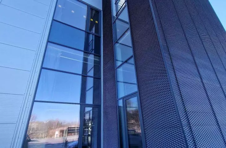 Elewacja z siatki cięto-ciągnionej – biurowiec na Litwie