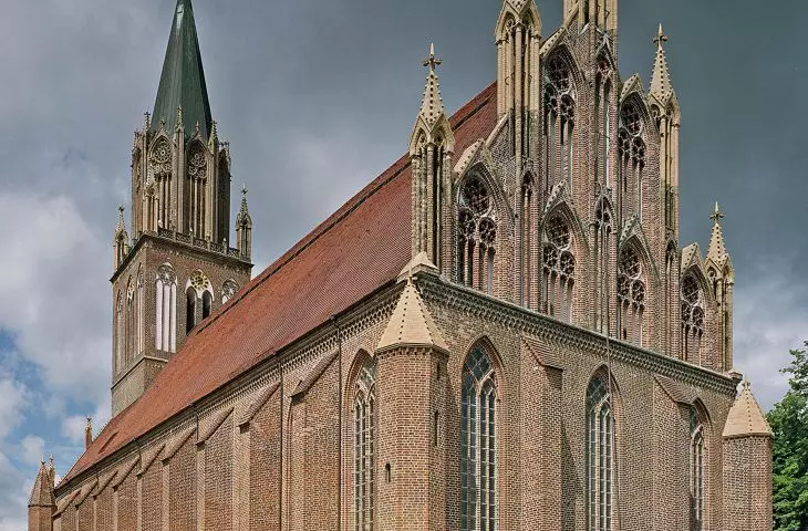przebudowa kościoła Mariackiego w Neubrandenburgu na salę koncertową, Niemcy, 2001