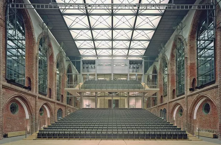przebudowa kościoła Mariackiego w Neubrandenburgu na salę koncertową, Niemcy, 2001