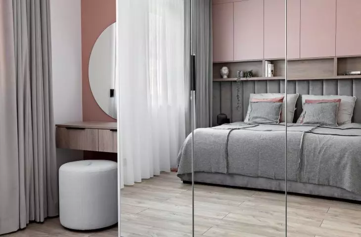 Glass cabinet fronts optically enlarge the room