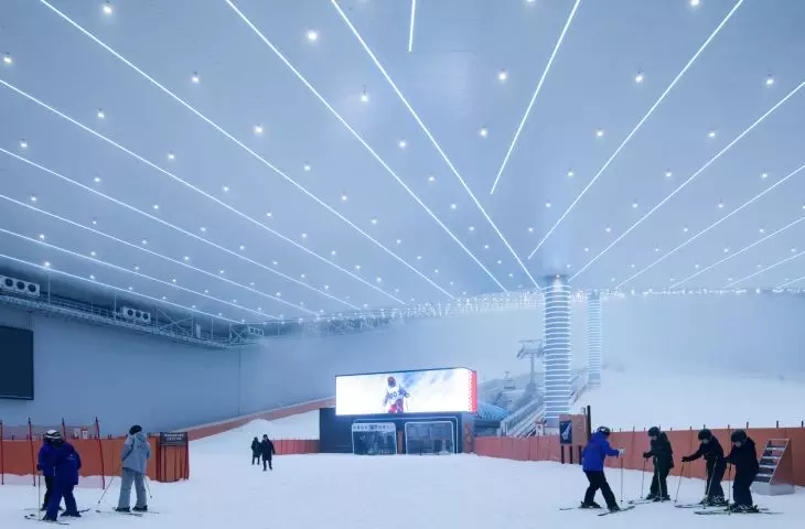 Ośrodek narciarski w Wuhan – kryty stok narciarski o długości 500 metrów i wysokości 100 metrów jest kluczowym elementem projektu