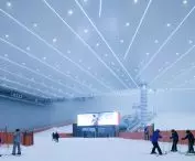 Ośrodek narciarski w Wuhan – kryty stok narciarski o długości 500 metrów i wysokości 100 metrów jest kluczowym elementem projektu