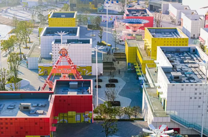 Wuhan Ski Resort - outdoors, right next to the lake, there is a network of sports facilities and an amusement park 
