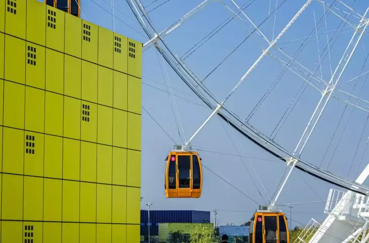 Ośrodek narciarski w Wuhan – na zewnątrz, tuż przy jeziorze, rozciąga się sieć obiektów sportowych oraz park rozrywki 