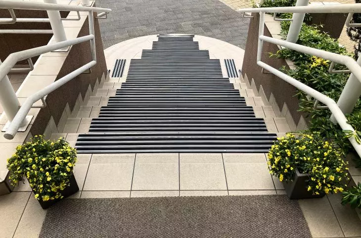 Application of aluminum doormats on outdoor stairs