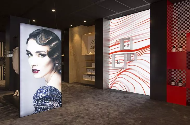 Illuminated frames and walls for interior design