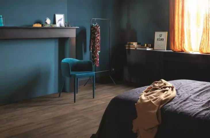 Sapphire navy blue adds a luxurious touch to the space 