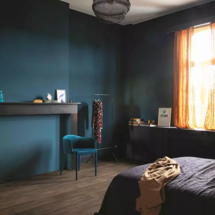 Sapphire navy blue adds a luxurious touch to the space 