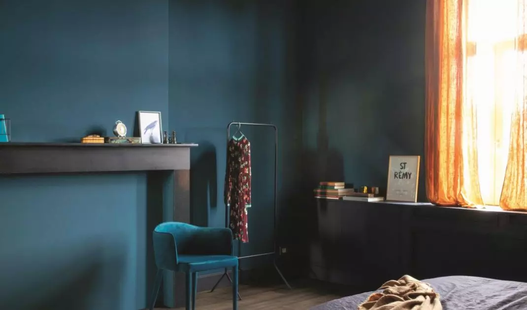 Sapphire navy blue adds a luxurious touch to the space 