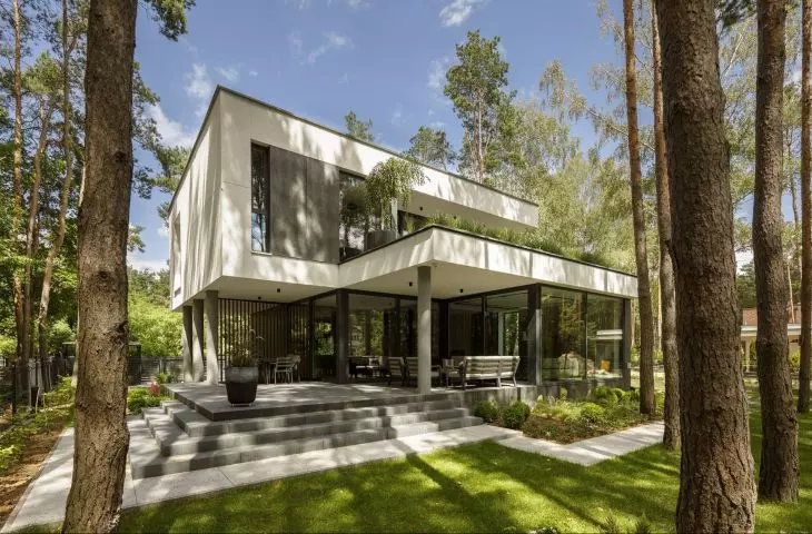 The upper part of the facade is white, the lower part is graphite in color  