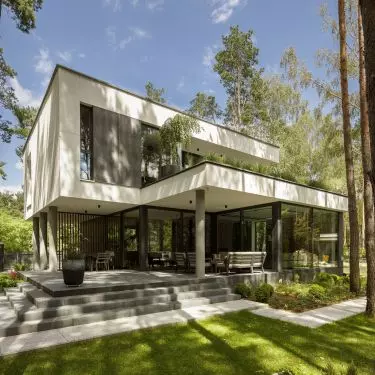 The upper part of the facade is white, the lower part is graphite in color  