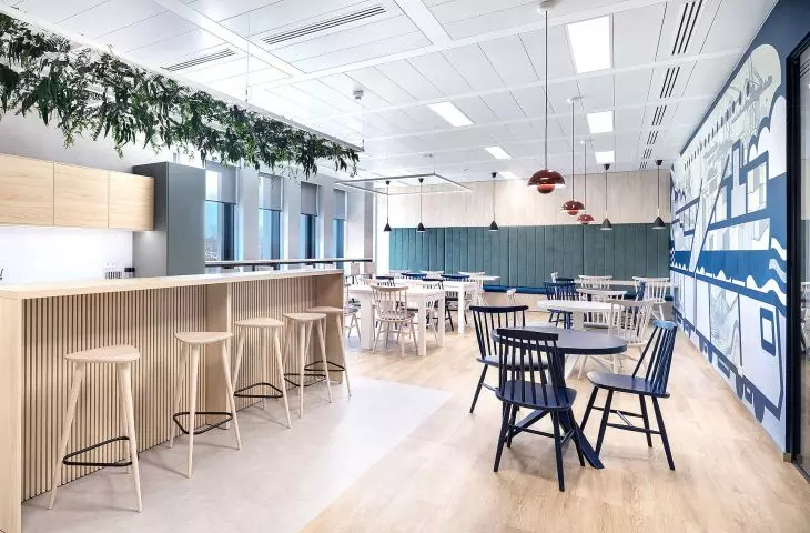 Biały kolor metalowych sufitów z linii B-H 300 marki Knauf Ceiling Solutions wzmacniają efekt dobrego doświetlenia wnętrz - charakteryzują się wysokim poziomem (85%) odbicia światła. Foto: Szymon Polański