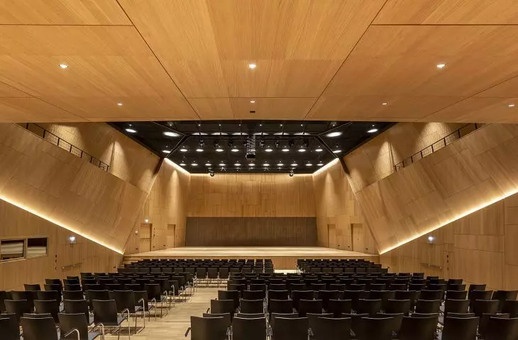 Okleina z prawdziwego drewna – funkcjonalność i design w jednym, sala koncertowa filharmonii Tauber w niemieckim mieście Weikersheim, linia Wood Design. Foto: Stefan Ernst