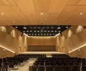 Okleina z prawdziwego drewna – funkcjonalność i design w jednym, sala koncertowa filharmonii Tauber w niemieckim mieście Weikersheim, linia Wood Design. Foto: Stefan Ernst