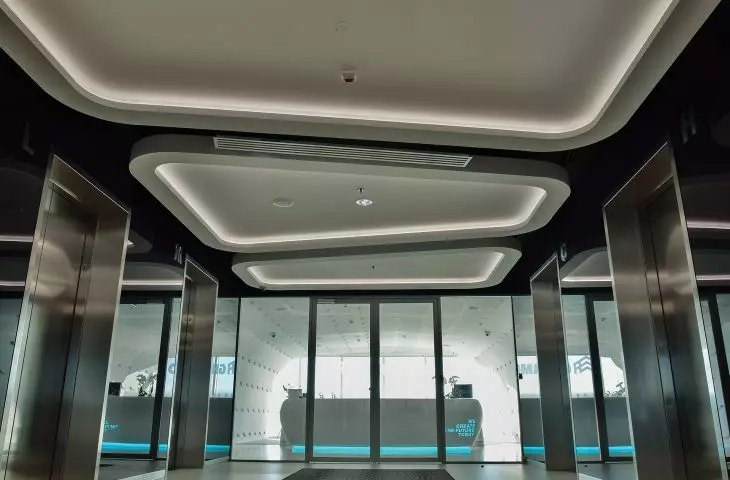 Notches in HELPER MTP's prefabricated elements allow you to arrange any shape and line of development on the ceiling and walls