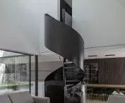 kręcone schody są wizualnie mocnym akcentem wnętrza
