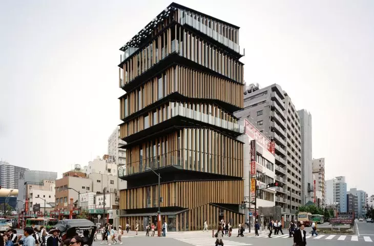 Centrum kulturalno-turystyczne w dzielnicy Asakusa w Tokio – budynek składa się z ośmiu ułożonych na sobie brył, przypominających kształtem odrębne, jednokondygnacyjne domy