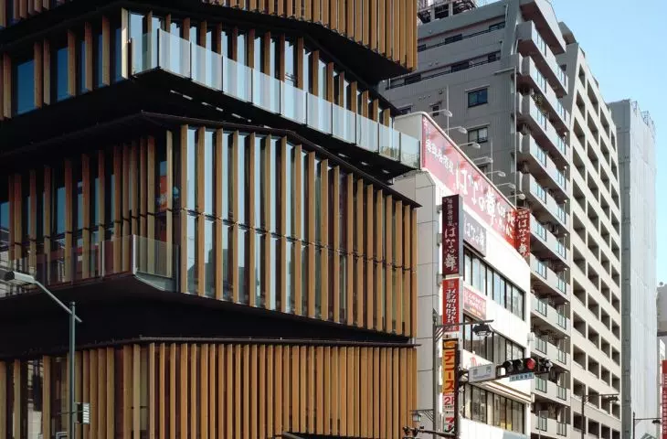 Centrum kulturalno-turystyczne w dzielnicy Asakusa w Tokio –  wszystkie elewacje budynku są przeszklone i dodatkowo wykończone okładziną z listew cedrowych 