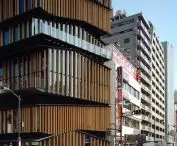 Centrum kulturalno-turystyczne w dzielnicy Asakusa w Tokio –  wszystkie elewacje budynku są przeszklone i dodatkowo wykończone okładziną z listew cedrowych 