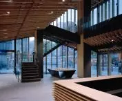 Centrum kulturalno-turystyczne w dzielnicy Asakusa w Tokio –  widok na lobby 