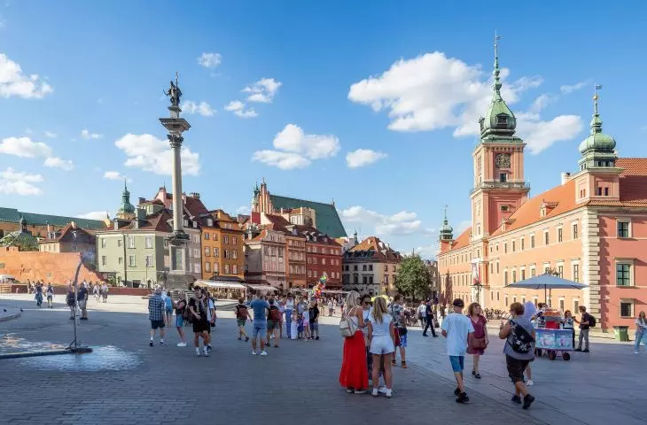 Castle Square in Warsaw - in the background you can see stands with door-to-door trade and clouds of helium balloons