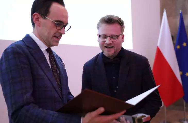 wręczanie nagrody przez Dyrektora Generalnego Michała Graczyka w imieniu ministra Krzysztofa Paszyka 