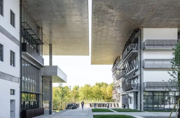 International Exchange Center of Wenzhou Medical University - the eaves of the two buildings are separated by a 50 cm wide gap