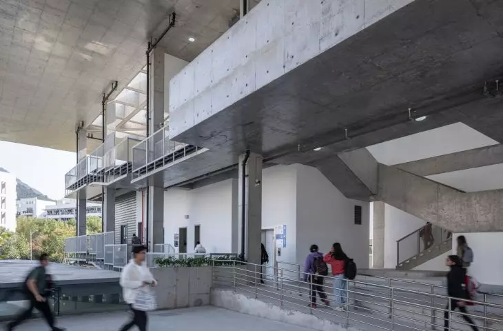 International Exchange Center of Wenzhou Medical University - entrance to the teaching building under the deep eaves