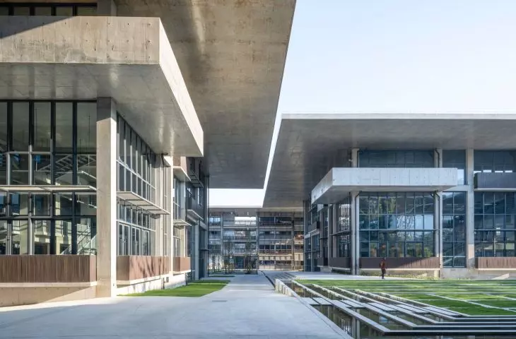 Centrum Wymiany Międzynarodowej Uniwersytetu Medycznego w Wenzhou – dziedziniec przed salą wykładową