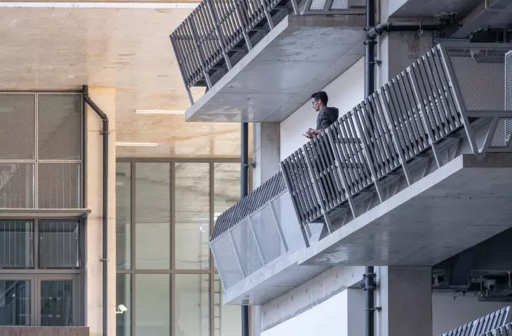 Centrum Wymiany Międzynarodowej Uniwersytetu Medycznego w Wenzhou – balustrada balkonu w akademiku 
