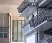 Centrum Wymiany Międzynarodowej Uniwersytetu Medycznego w Wenzhou – balustrada balkonu w akademiku 