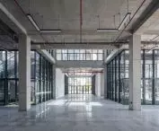Centrum Wymiany Międzynarodowej Uniwersytetu Medycznego w Wenzhou – widok na lobby 