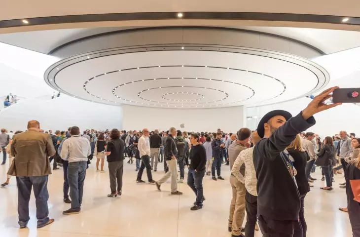 Apple Park w Cupertino w Kalifornii – wnętrze teatru Steve’a Jobsa