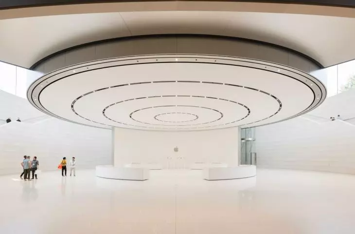 Apple Park w Cupertino w Kalifornii – wnętrze teatru Steve’a Jobsa