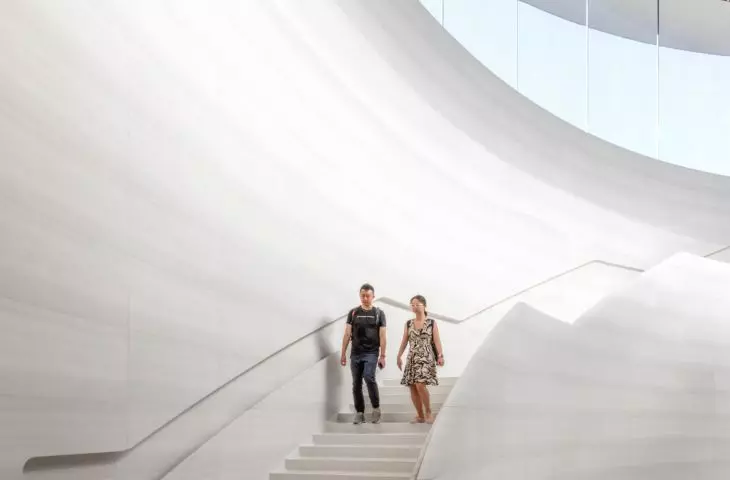 Apple Park w Cupertino w Kalifornii – klatka schodowa wewnątrz teatru Steve’a Jobsa