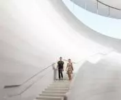 Apple Park w Cupertino w Kalifornii – klatka schodowa wewnątrz teatru Steve’a Jobsa