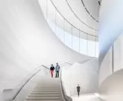 Apple Park w Cupertino w Kalifornii – minimalistyczne wnętrze teatru Steve’a Jobsa