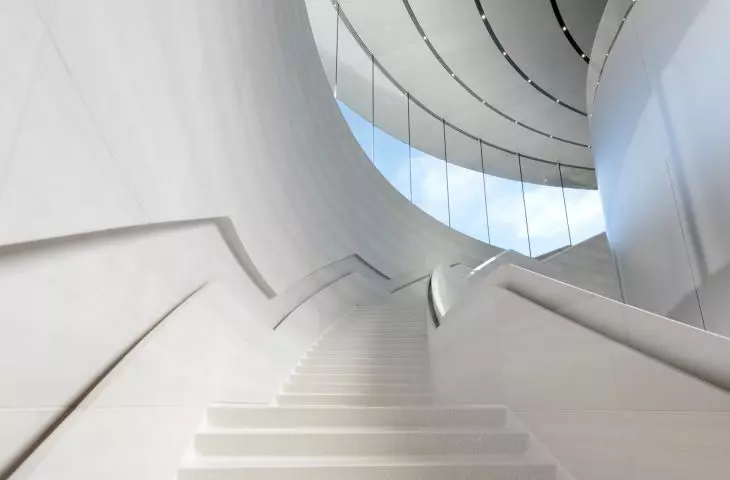 Apple Park w Cupertino w Kalifornii – wnętrze teatru Steve’a Jobsa