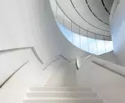 Apple Park w Cupertino w Kalifornii – wnętrze teatru Steve’a Jobsa
