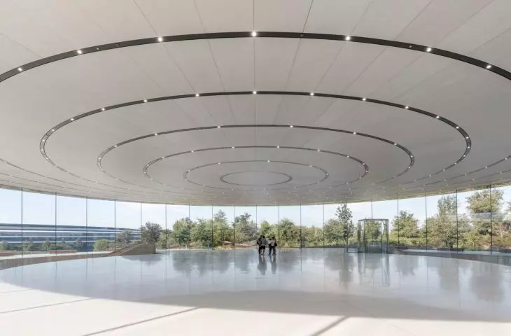 Apple Park w Cupertino w Kalifornii – przeszklone wnętrze teatru Steve’a Jobsa