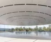 Apple Park w Cupertino w Kalifornii – przeszklone wnętrze teatru Steve’a Jobsa