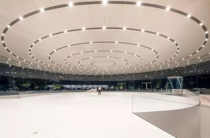 Apple Park w Cupertino w Kalifornii – przeszklone wnętrze teatru Steve’a Jobsa