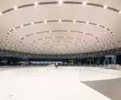 Apple Park w Cupertino w Kalifornii – przeszklone wnętrze teatru Steve’a Jobsa