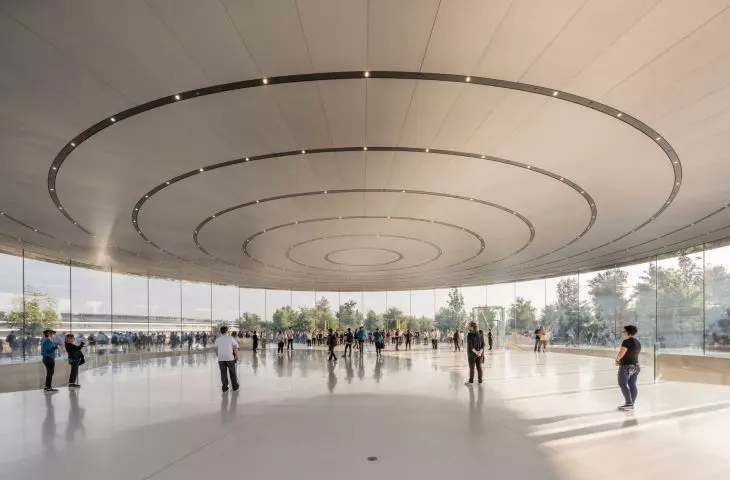 Apple Park w Cupertino w Kalifornii – przeszklone wnętrze teatru Steve’a Jobsa
