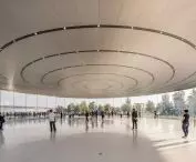 Apple Park w Cupertino w Kalifornii – przeszklone wnętrze teatru Steve’a Jobsa