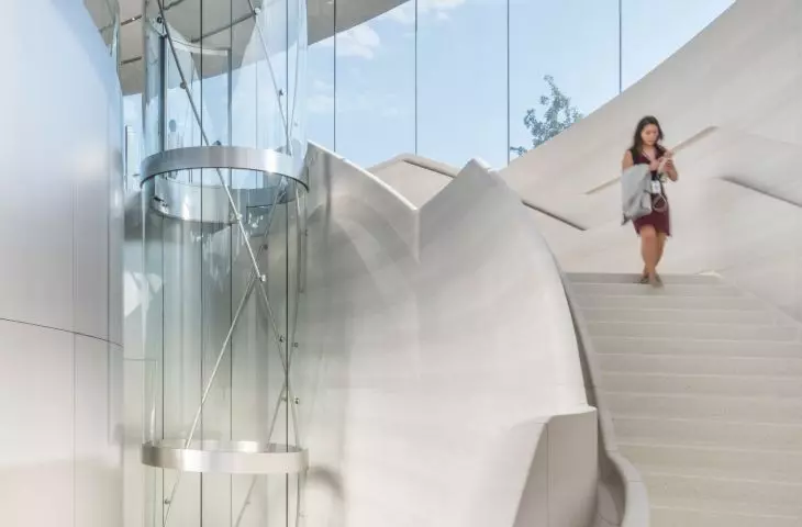 Apple Park w Cupertino w Kalifornii – wnętrze teatru Steve’a Jobsa