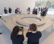 Apple Park w Cupertino w Kalifornii – wnętrze centrum dla zwiedzających