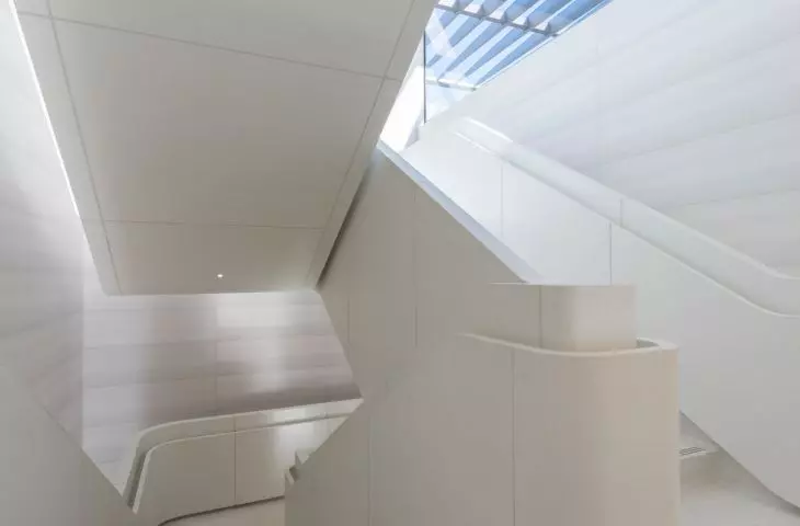 Apple Park w Cupertino w Kalifornii – klatka schodowa wewnątrz centrum dla zwiedzających